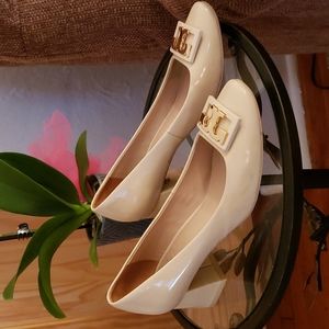 Tory Burch GIGI Cream/Ivory Patent Leather Pumps - Size 7.5